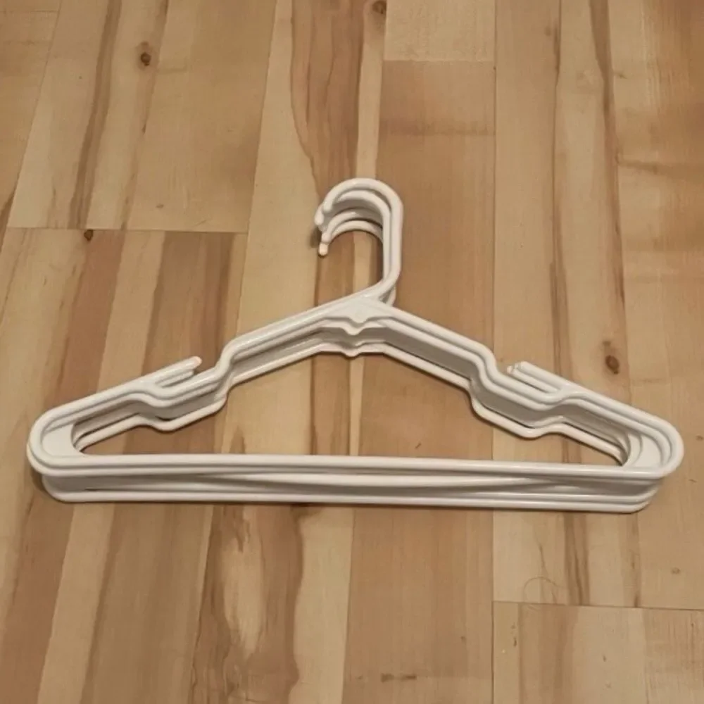 7 Plastic Clothing Hangers Clothes Hangers